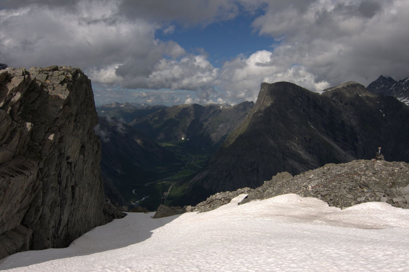 Utsikt fra Mannen ned i Romsdalen