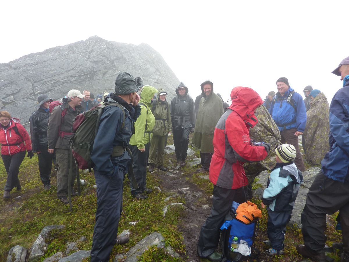 Mange deltakere på tur til Mannen under fjellfestivalen til tross for været.