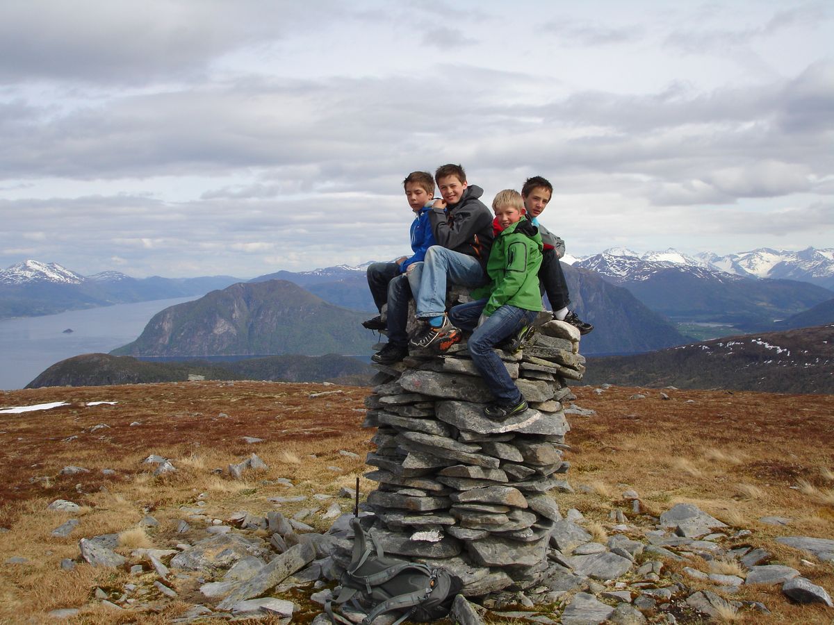 Varden på toppen av Storhaugen, Langfjorden bak til venstre