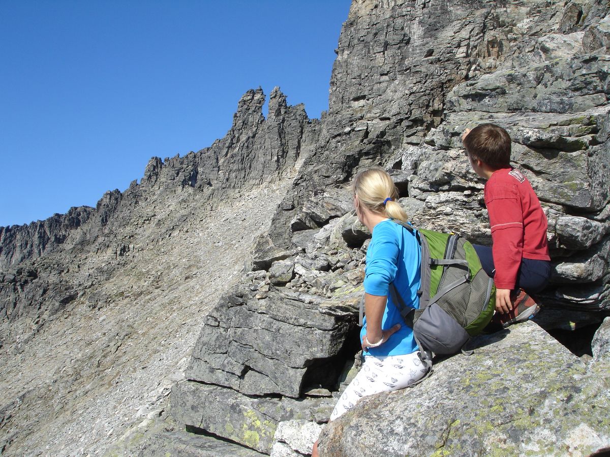 Trollgubben og Trollkjerringa sett fra ura på baksiden av Trollveggen