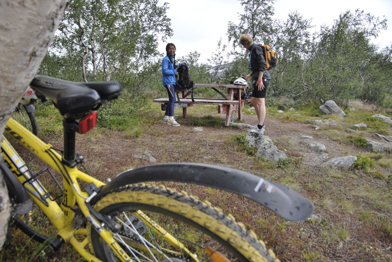 På sykkel i flott landskap.