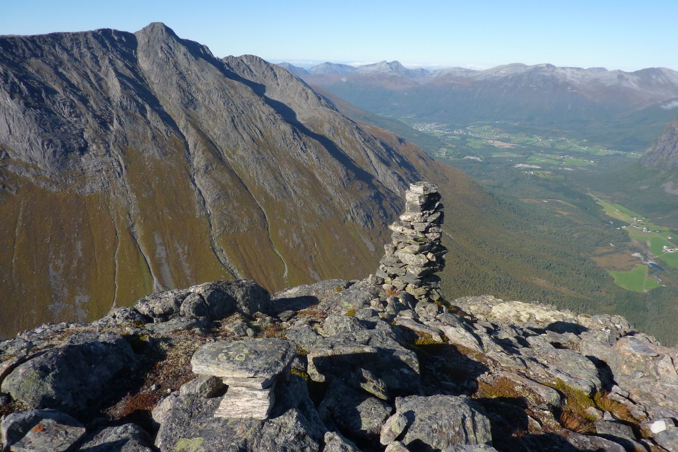 Utsikt mot Isfjorden fra Middagsfjellet, Hurrungen til venstre