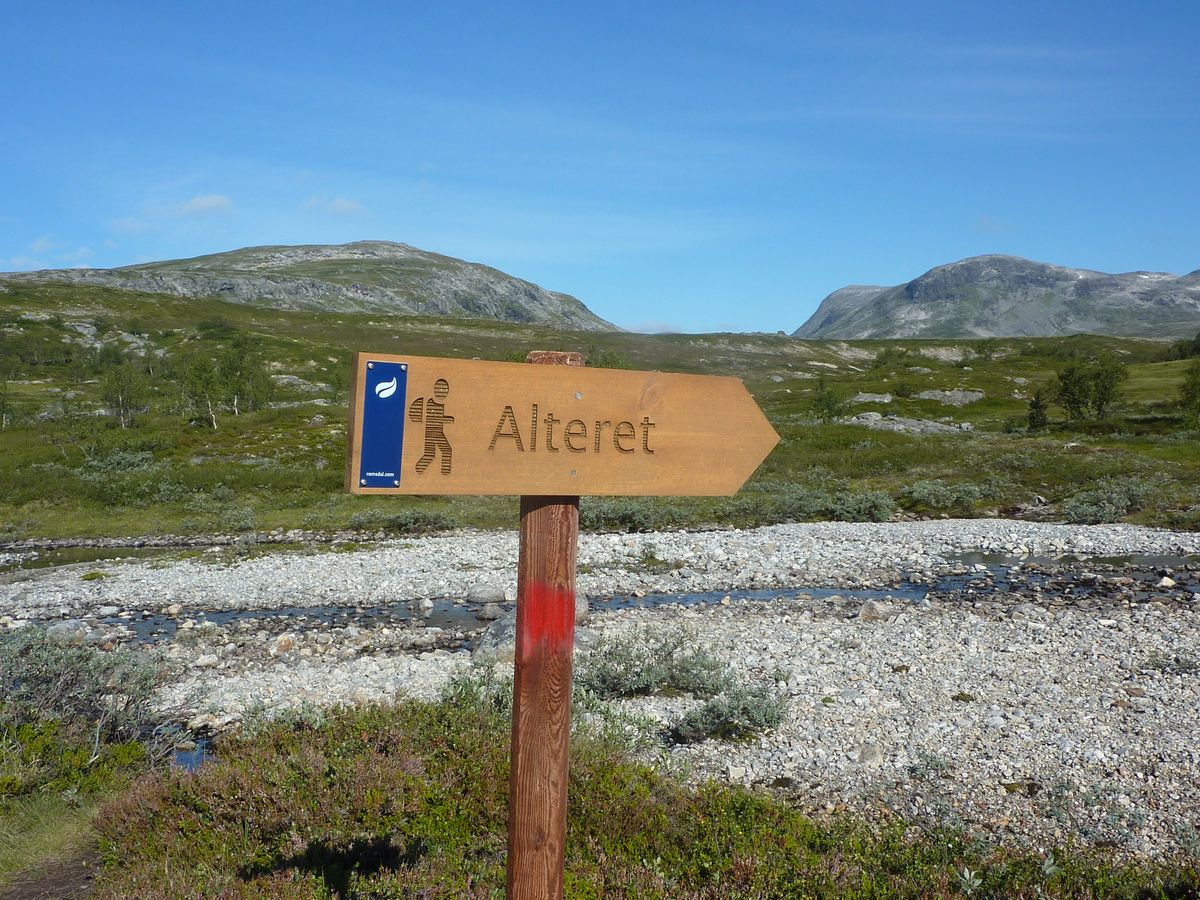 På veg mot Alteret, til høyre Hattan til venstre Mehøsnyta