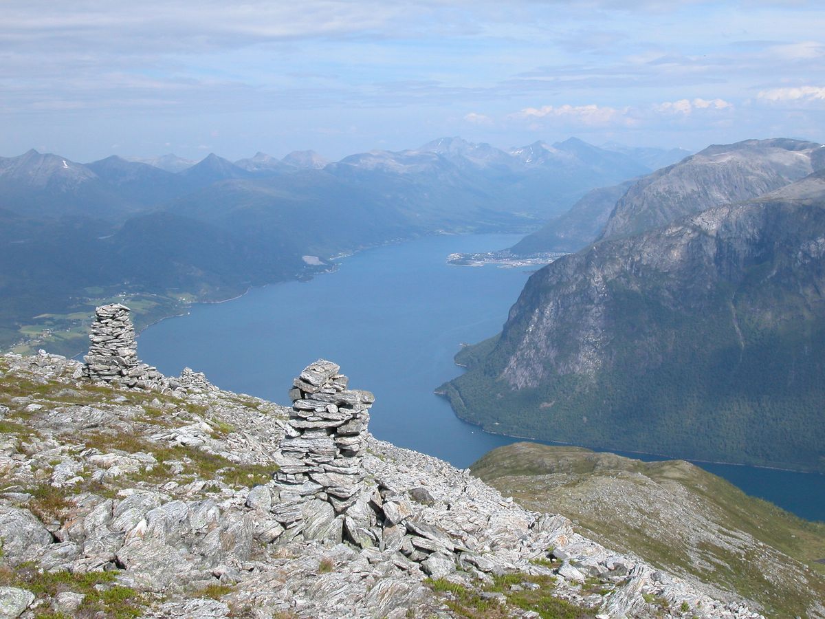 Mot Åndalsnes og Isfjorden fra toppen av Skarven