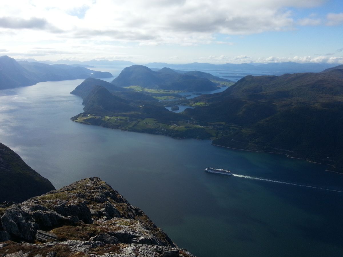 Fra Setnesfjellet mot Torvika, Gjersetbygda og Rødven