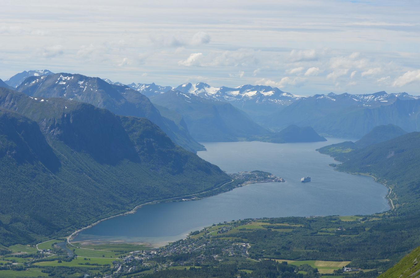 Steinberget 30.juni 2013 mot Åndalsnes