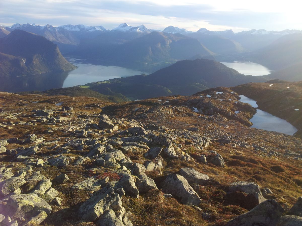 Utsikt mot fjorden og Innfjorden fra turen til Skarven, Svartevatnet ned til høyre