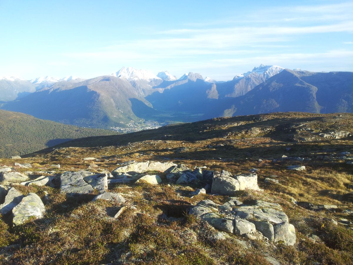 Åndalsnes og Romsdalsfjella fra sørryggen på Skarven, Barfjellet i enden av ryggen