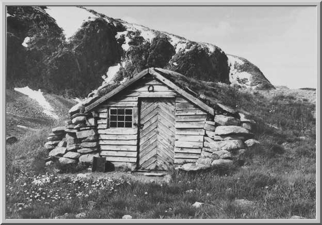 Hytta i Grovaskaret 1959. Ble oppført under anlegget av Raumabanen (ca. 1920?).Monrad Sletta grov ut tomta og han og Peder Lie satte opp murene mens oppsynsmann Harald Knudsen m.fl. laget tak og det øvrige av hytta som er av treverk.