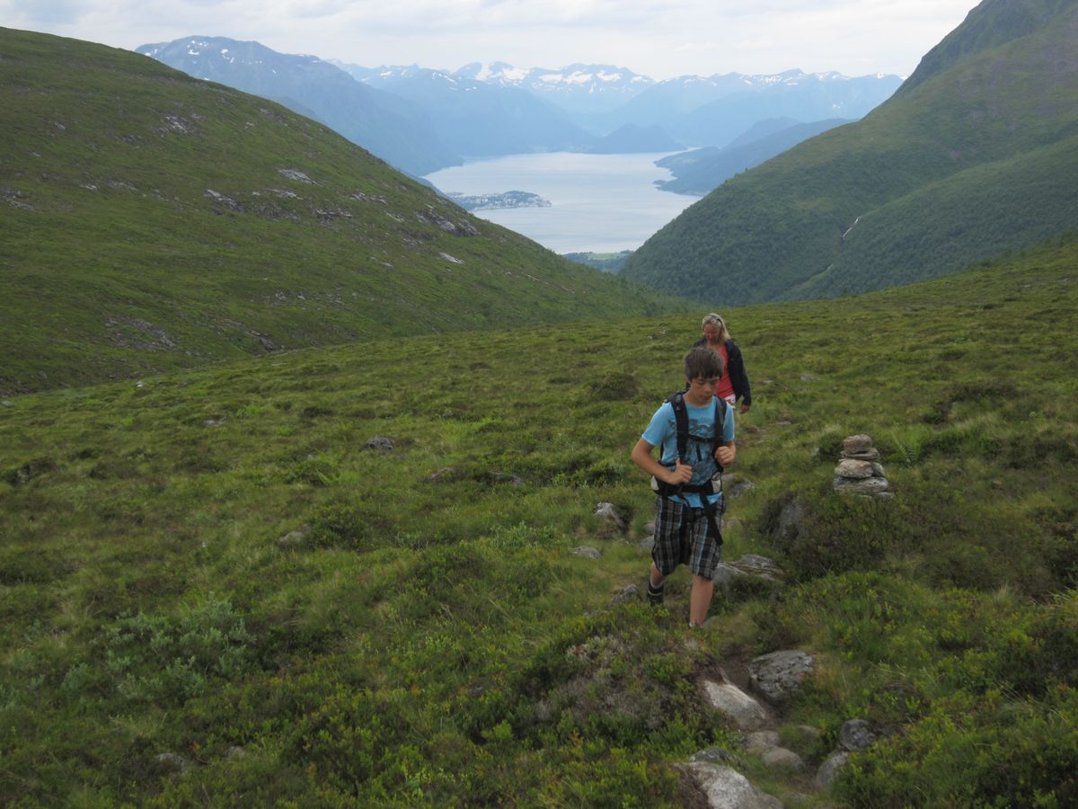 Stien opp Hestebotn, Åndalsnes i bakgrunn