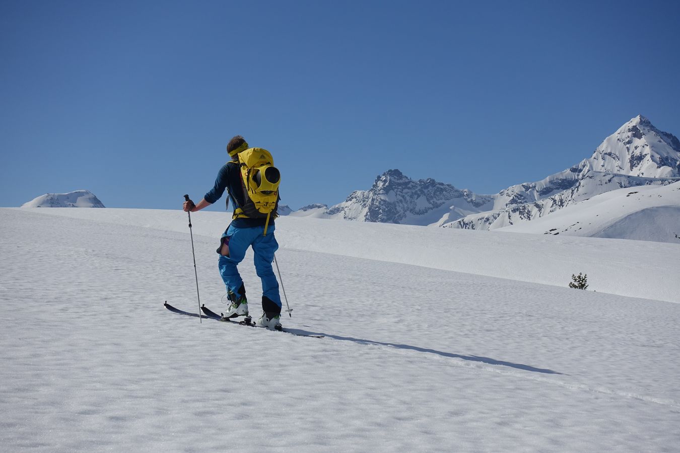 Mektige fjell viser seg etterhvert - Kvanndalstind og Vengetindene