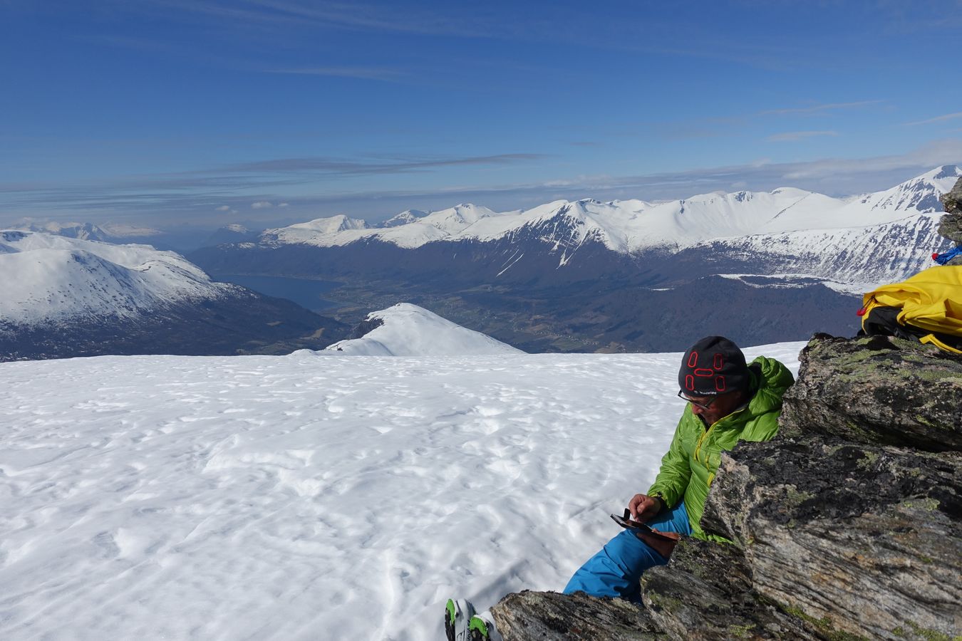 Flott utsikt mot Moanebba, Isfjorden og fjella rundt