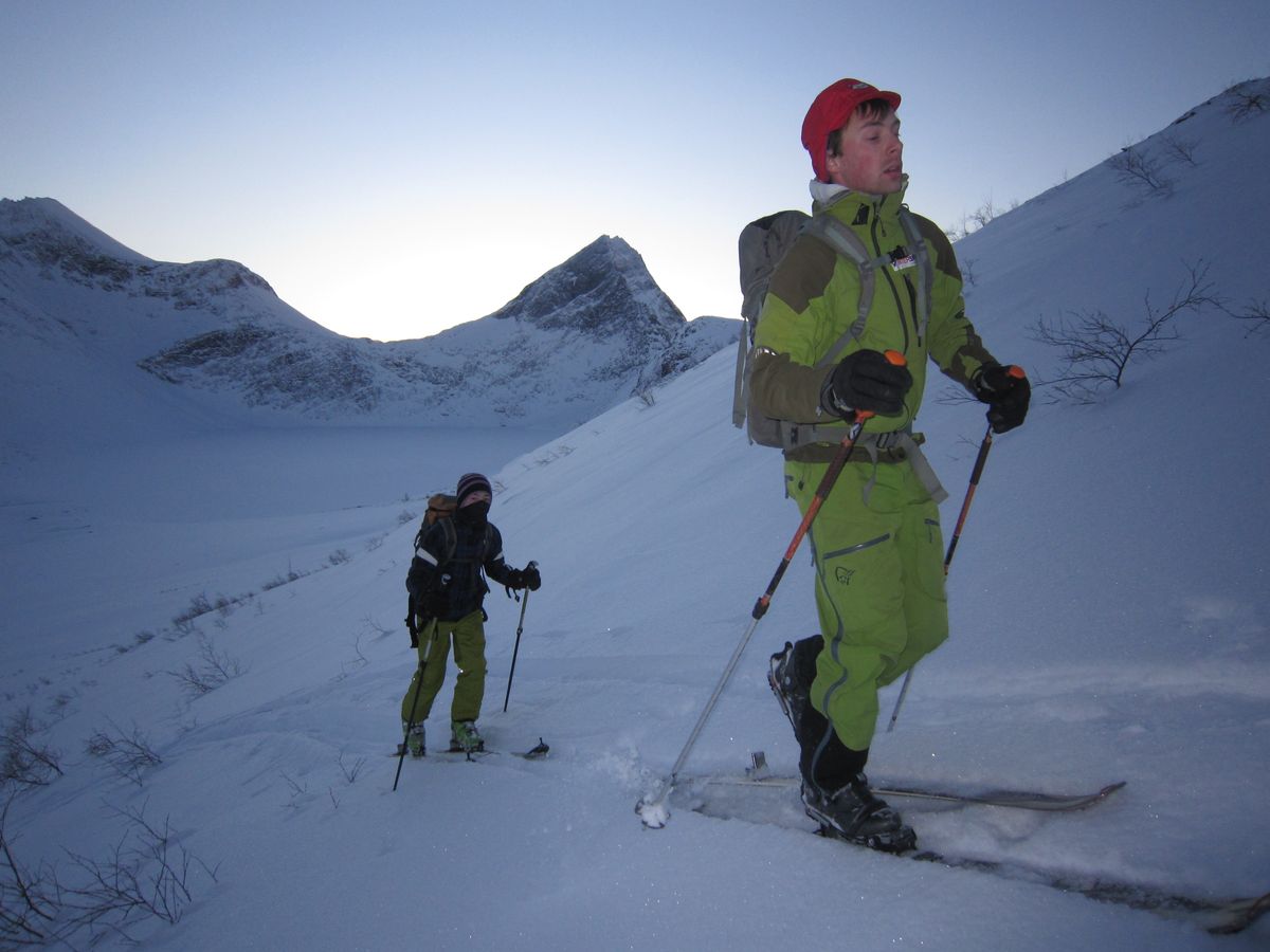 Skitur på veg opp til Kjøsa, Trollvasstind i bakgrunn