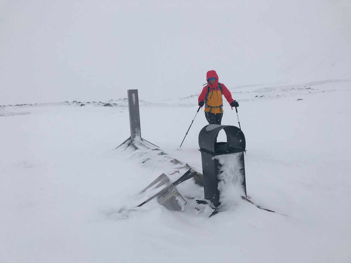 Bare pipa som stikker opp av snøen 23.4.17