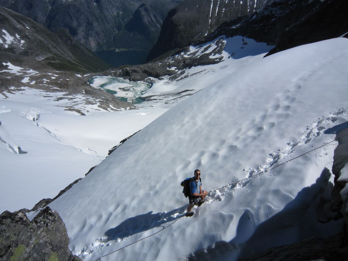 Rampen som leder opp til ryggen før Juratind, Eikesdalsvatnet under