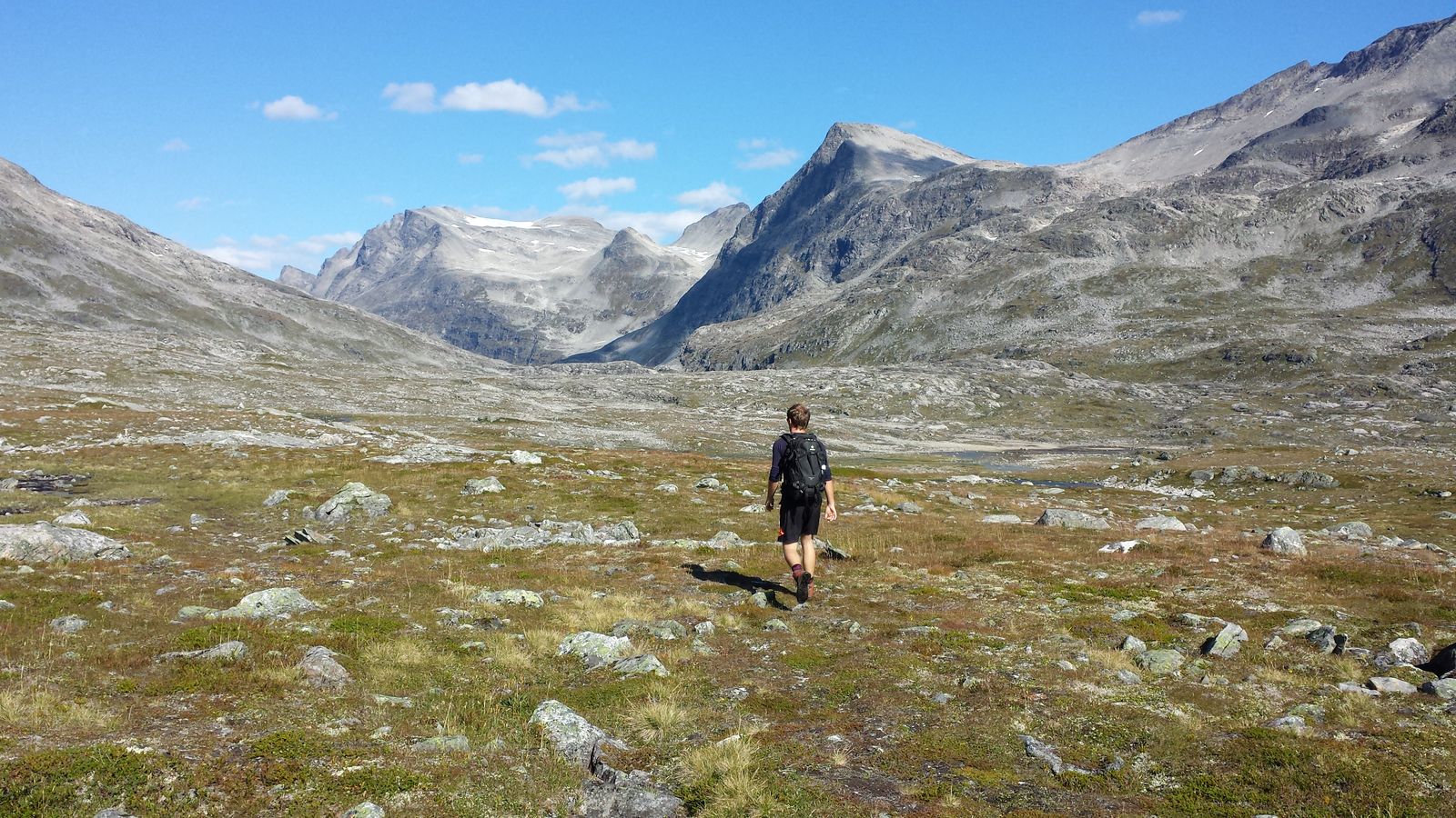 På stien innover Mardalsbotnen