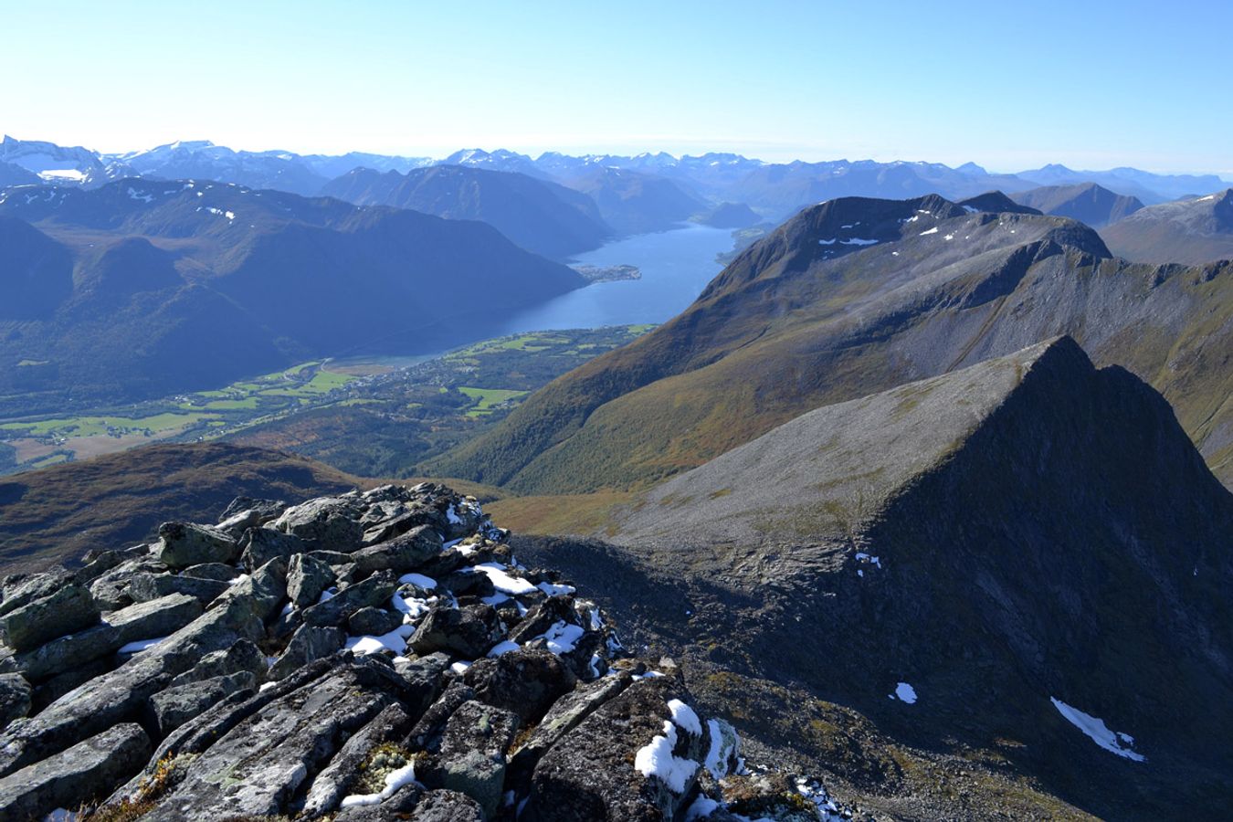 Utsikt over Isfjorden fra Søre Klauva.