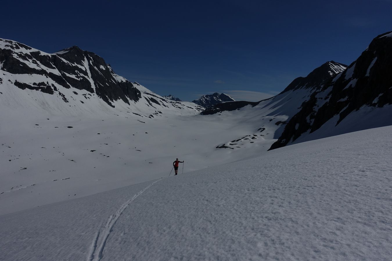 På vårskitur opp mot Isglupen, med Alnesdalen bak