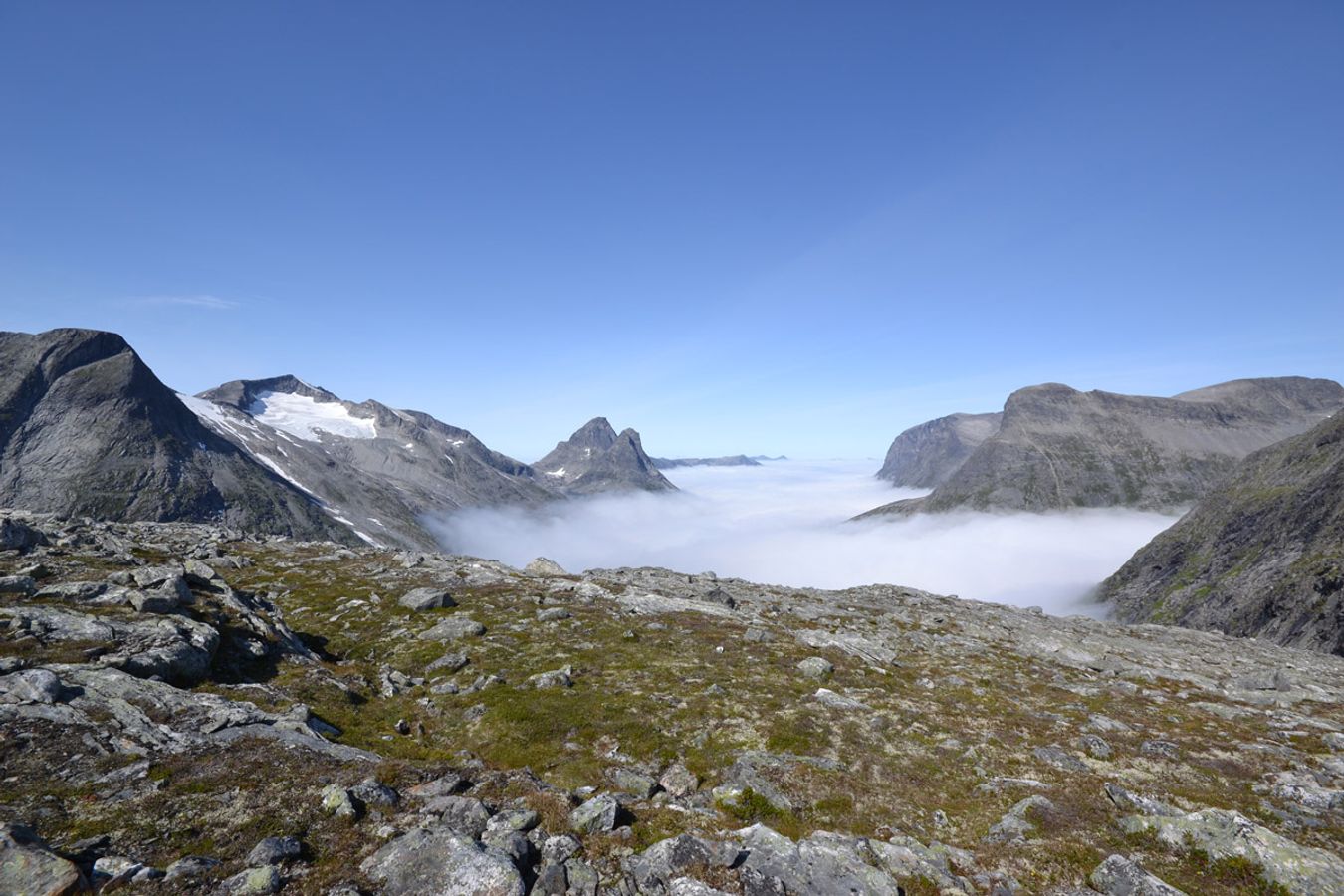 Utsikt mot Trollstigen, som er dekt av skodde...