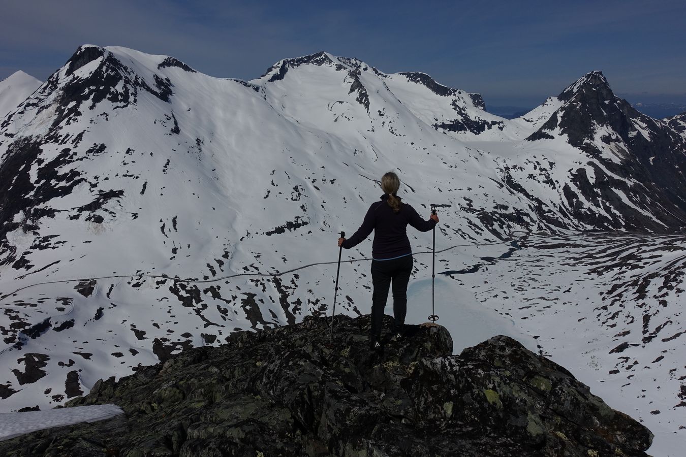 Flott utsikt mot Alnestind og Finnan fra Skarfjellenden