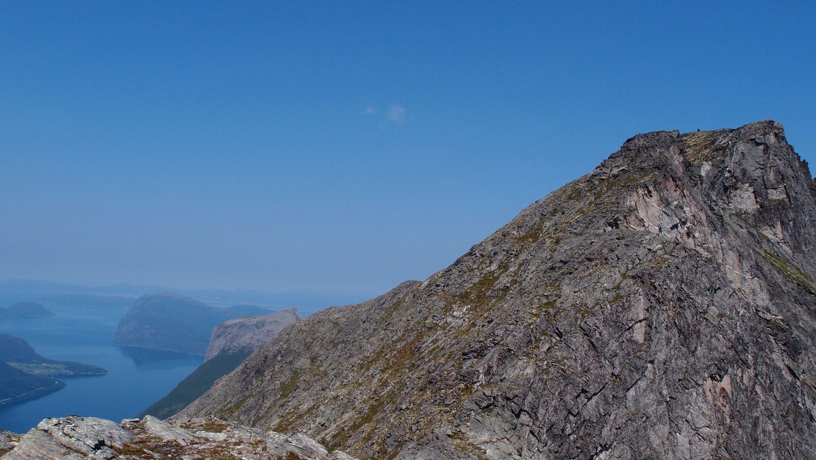 Tilbakeblikk  til Karitinden på vei mot Dronninga