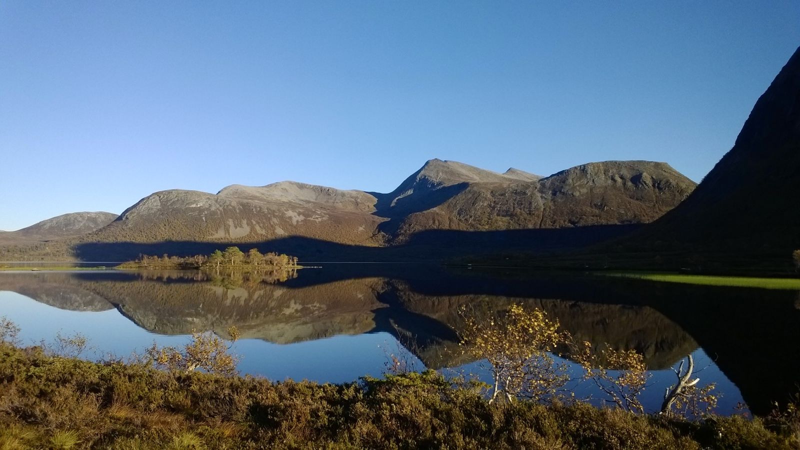 Herjevatnet mot Ølsnosa og Kvasstinden