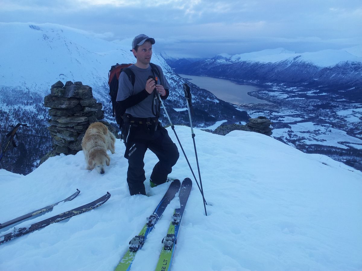 På toppen av Moanebba med ski