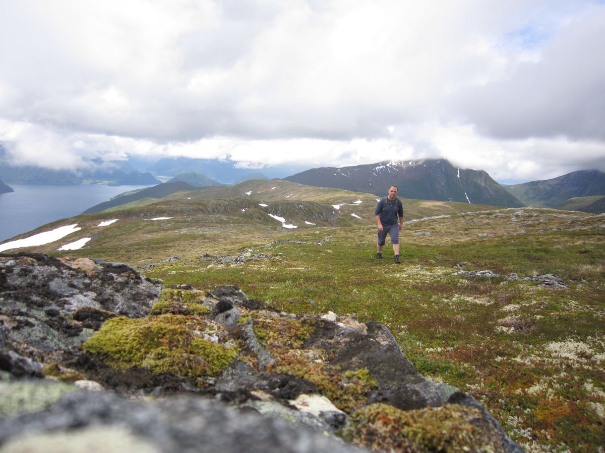 Like før toppen av Brevikheia, Strandafjellet og Skarven bak