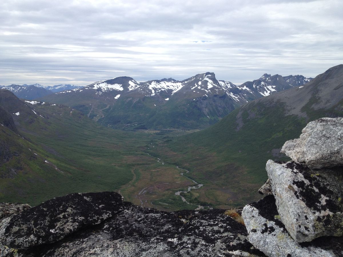 Mot skitrekket i Stordalsfjella (øverøyane) frem til venstre, Fokhaugtinden (1241moh) helt til høyre