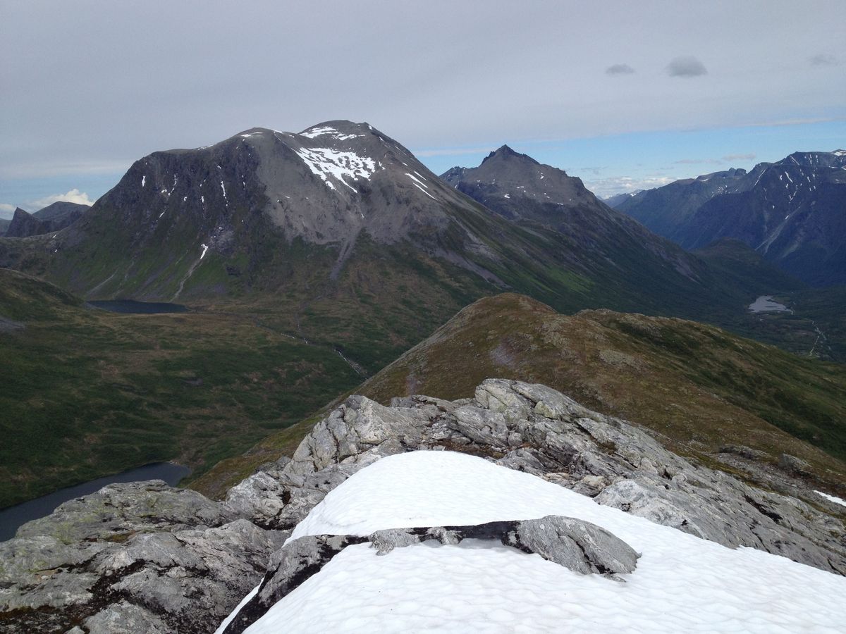 Littlevatnet ned til venstre m Brynbottsvatnet bak, Bøstølfjellet ( Nonstinden) (1504 moh) midt på. Middagstinden (1569 moh) til høyre. Bøstølen m Berildvatnet (374moh)ned til høyre