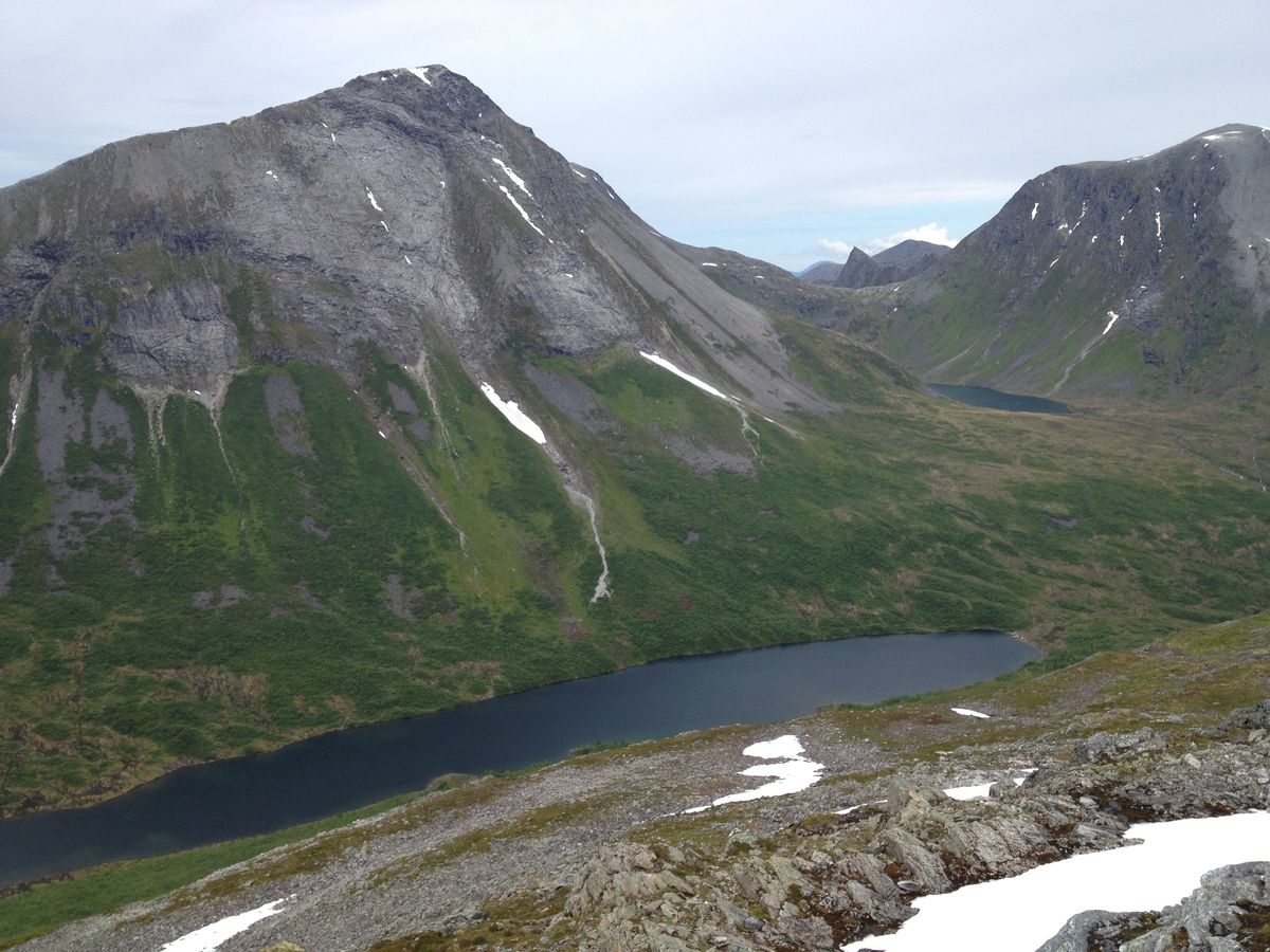 Littlevatnet (575 moh) rett ned . Littlevasstinden (1490moh) og Brynbottsvatnet (740 moh) bak til høyre. Bøstølfjellet (1573 moh) ( Nonstinden) opp til høyre. Bak til venstre for Brynbottsvattnet ses Hammartinden (1127 moh)