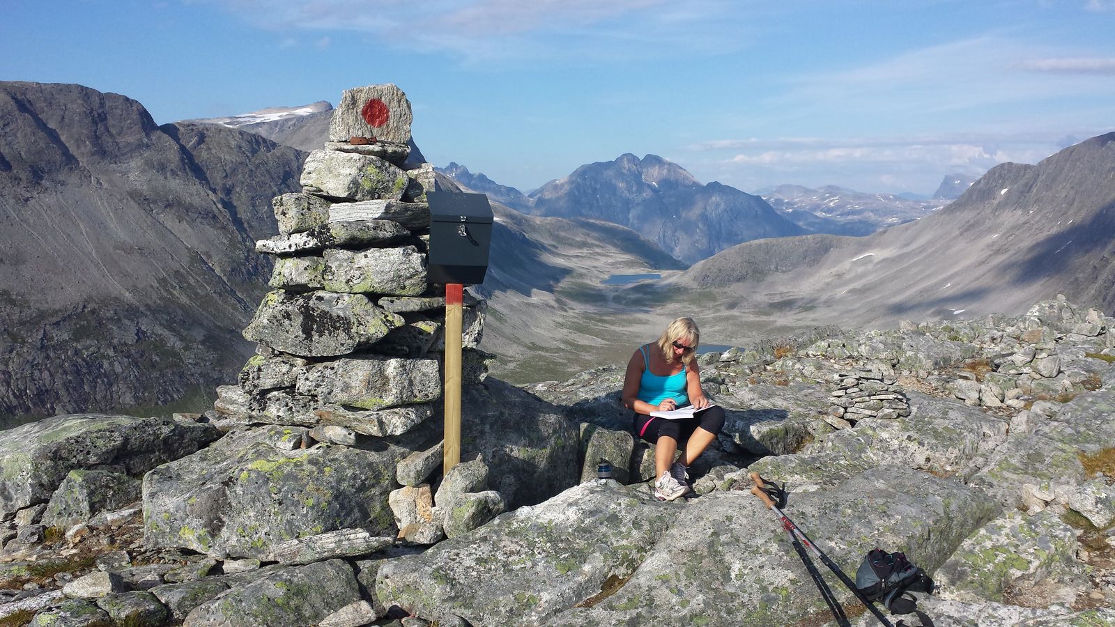 På toppen av Skarfjellenden, Karlskråtind i bakgrunn